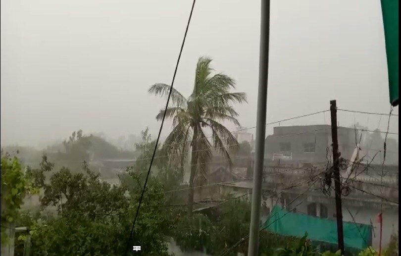 घाटंजी तालुक्यात पावसाळ्यात काही भागात अत्यंत कमी पाऊस झाला. त्यामुळे त्या भागात आतापासूनच पाणी टंचाईचे सावट पसरले होते. घाटंजी तालुक्यात पावसाळ्यात काही भागात अत्यंत कमी पाऊस झाला. त्यामुळे त्या भागात आतापासूनच पाणी टंचाईचे सावट पसरले होते.