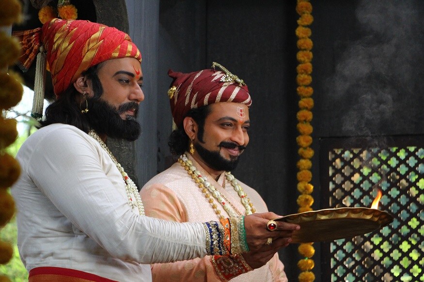 स्वराज्यरक्षक संभाजी मालिकेनं आपलं चौथं स्थान कायम ठेवलंय. सध्या या मालिकेत खूपच घडामोडी घडतायत. मुख्य म्हणजे शिवाजी महाराजांचं देहावसान झाल्यानंतर रायगडवर सुरू असलेलं राजकारण, शंभू महाराजांवर होणारा अन्याय यामुळे मालिकेला गती आली. त्यामुळे प्रेक्षक खिळून राहिले. स्वराज्यरक्षक संभाजी मालिकेनं आपलं चौथं स्थान कायम ठेवलंय. सध्या या मालिकेत खूपच घडामोडी घडतायत. मुख्य म्हणजे शिवाजी महाराजांचं देहावसान झाल्यानंतर रायगडवर सुरू असलेलं राजकारण, शंभू महाराजांवर होणारा अन्याय यामुळे मालिकेला गती आली. त्यामुळे प्रेक्षक खिळून राहिले.