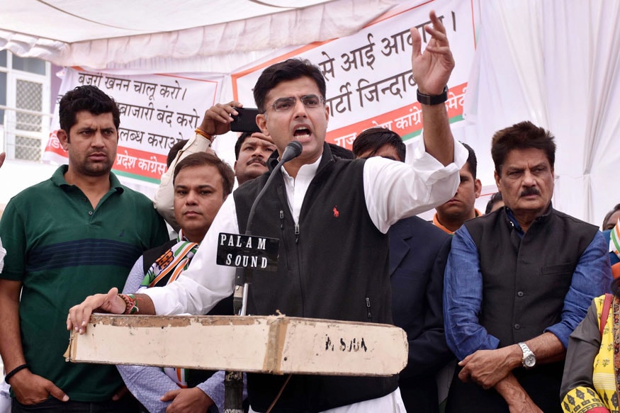 काश्मीरपासून सुरू झालेलं त्यांचं प्रेम हिंदू- मुस्लीम भिंतीमुळे अडकलं. राजकीय कारकिर्दीइतकंच सचिन पायलट यांची लव्हस्टोरीदेखील तितकीच रंजक आहे. काश्मीरपासून सुरू झालेलं त्यांचं प्रेम हिंदू- मुस्लीम भिंतीमुळे अडकलं. राजकीय कारकिर्दीइतकंच सचिन पायलट यांची लव्हस्टोरीदेखील तितकीच रंजक आहे.