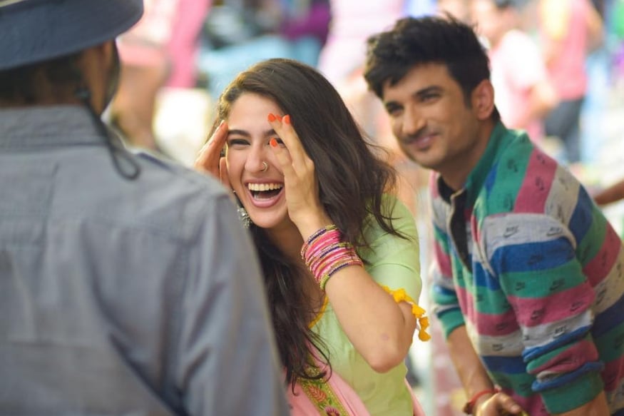 आपल्या सिनेमाला लोकांची रिअॅक्शन कशी आहे, याची उत्सुकता प्रत्येक स्टारला असतेच. त्यात तो सिनेमा पहिलाच असेल तर ती उत्सुकता जास्त असते. आपल्या सिनेमाला लोकांची रिअॅक्शन कशी आहे, याची उत्सुकता प्रत्येक स्टारला असतेच. त्यात तो सिनेमा पहिलाच असेल तर ती उत्सुकता जास्त असते.