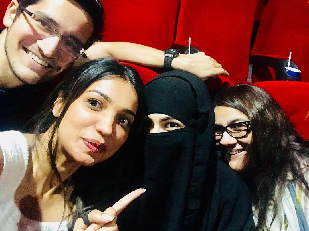 सारा लोकांनी आपल्याला ओळखू नये म्हणून चक्क बुरखा घालून गेली होती. आणि तिनं बुरखा घालून फोटोही काढले. सारा लोकांनी आपल्याला ओळखू नये म्हणून चक्क बुरखा घालून गेली होती. आणि तिनं बुरखा घालून फोटोही काढले.