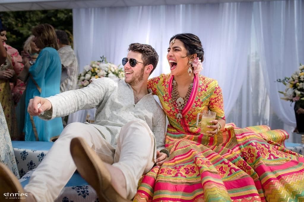 प्रियांका आणि निक यांचा संगीत कार्यक्रमातील फोटो आहे. जोधपूरमध्ये उमेद भवनमध्ये लग्नाची जोरदार तयारी सुरू आहे. त्यातीलच एक धमाल करत असतानाचा निक आणि प्रियांका हा फोटो. प्रियांका आणि निक यांचा संगीत कार्यक्रमातील फोटो आहे. जोधपूरमध्ये उमेद भवनमध्ये लग्नाची जोरदार तयारी सुरू आहे. त्यातीलच एक धमाल करत असतानाचा निक आणि प्रियांका हा फोटो.