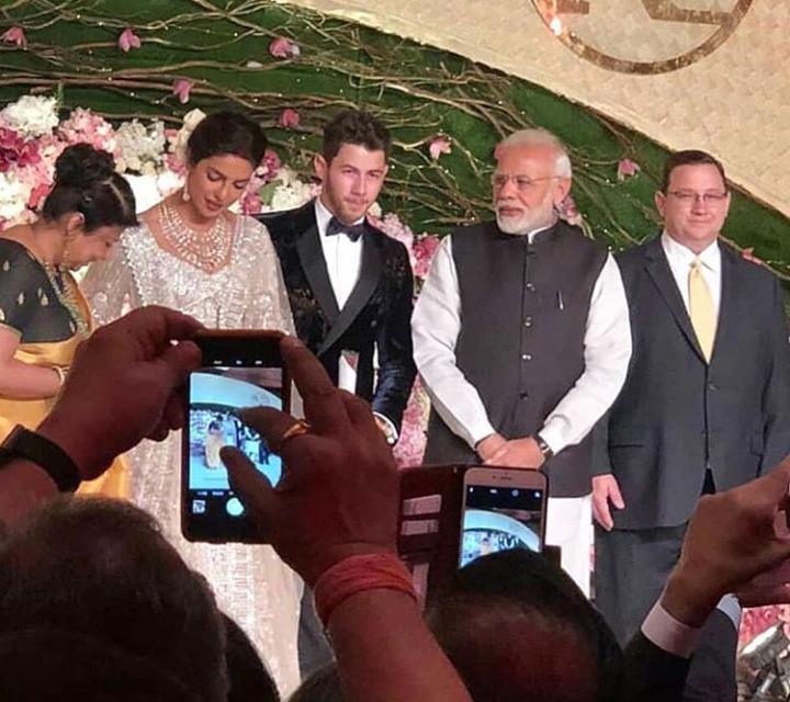 प्रियांका आणि निकच्या दिल्लीतल्या रिसेप्शनमध्ये सर्वांच आकर्षण होतं ते पंतप्रधान नरेंद्र मोदी. मोदी कार्यक्रमस्थळी आल्यानंतर थेट स्टेजवर गेले आणि त्यांनी दोघांनाही भावी आयुष्यासाठी शुभेच्छा दिल्या आणि त्यांच्याशी हास्यविनोदही केला. प्रियांका आणि निकच्या दिल्लीतल्या रिसेप्शनमध्ये सर्वांच आकर्षण होतं ते पंतप्रधान नरेंद्र मोदी. मोदी कार्यक्रमस्थळी आल्यानंतर थेट स्टेजवर गेले आणि त्यांनी दोघांनाही भावी आयुष्यासाठी शुभेच्छा दिल्या आणि त्यांच्याशी हास्यविनोदही केला.