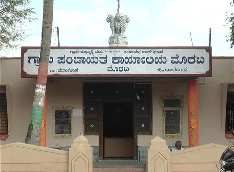 जिल्हा पंचायतीचे अधिकारी, ग्राम पंचायतीचे काही सदस्य यांनी ग्रामस्थांना समजावण्याचा प्रयत्न केला, पण गावकरी ऐकायला तयार नव्हते. आता या तलावातलं पाणी उपसण्याचं काम सुरू झालं आहे. जिल्हा पंचायतीचे अधिकारी, ग्राम पंचायतीचे काही सदस्य यांनी ग्रामस्थांना समजावण्याचा प्रयत्न केला, पण गावकरी ऐकायला तयार नव्हते. आता या तलावातलं पाणी उपसण्याचं काम सुरू झालं आहे.