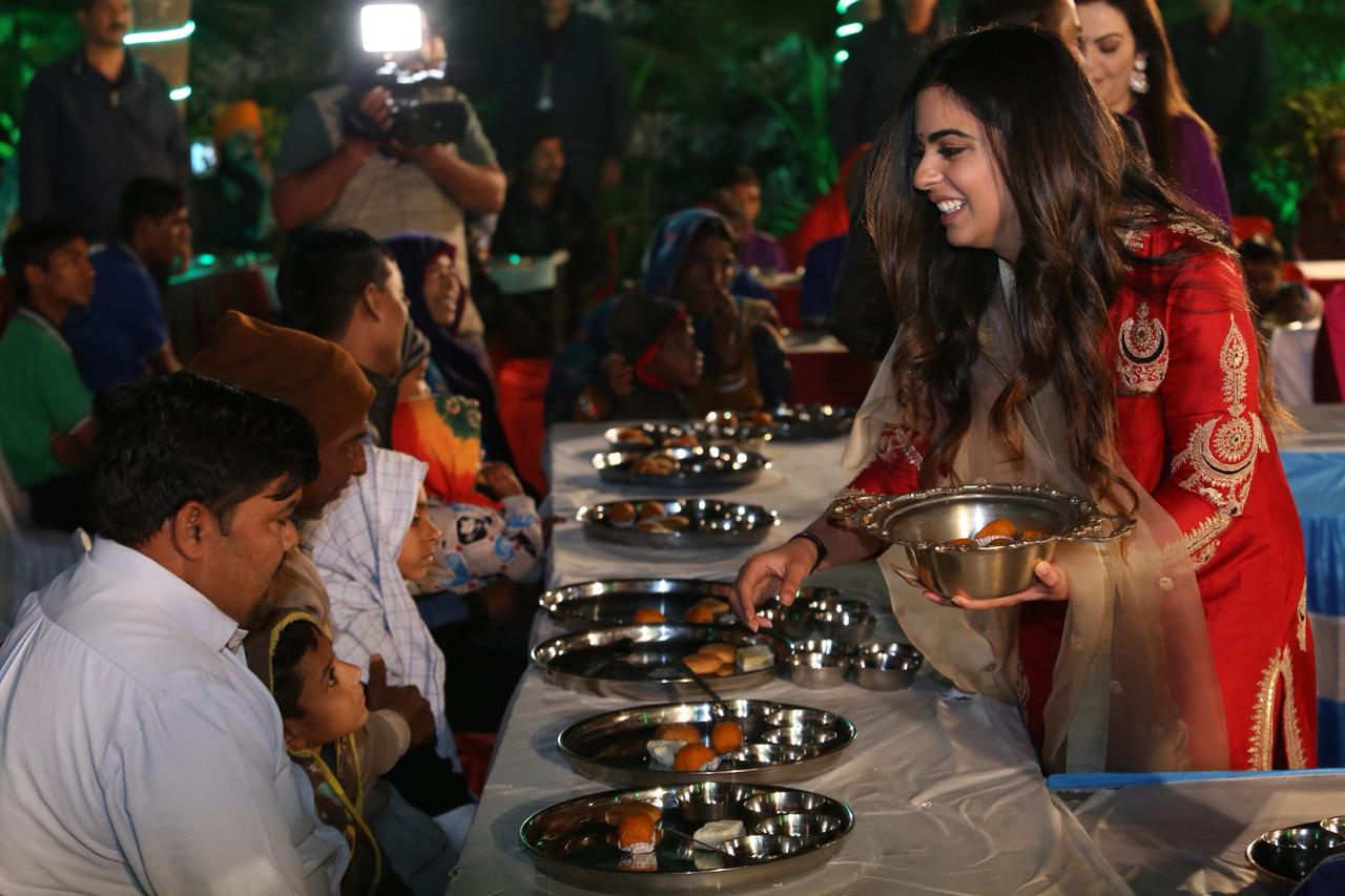 शुक्रवारी या अन्नसेवेची सुरुवात झाली. यावेळी मुकेश आणि नीता अंबानी, अजय आणि स्वाती पिरामल, त्याच बरोबर इशा आणि आनंद यांनी स्वत: मुलांना जेवण वाढत सेवेत प्रत्यक्ष सहभाग घेतला आणि त्यांच्याशी गप्पाही मारल्या. अनंत आणि आकाश अंबानीही यावेळी उपस्थित होते. शुक्रवारी या अन्नसेवेची सुरुवात झाली. यावेळी मुकेश आणि नीता अंबानी, अजय आणि स्वाती पिरामल, त्याच बरोबर इशा आणि आनंद यांनी स्वत: मुलांना जेवण वाढत सेवेत प्रत्यक्ष सहभाग घेतला आणि त्यांच्याशी गप्पाही मारल्या. अनंत आणि आकाश अंबानीही यावेळी उपस्थित होते.