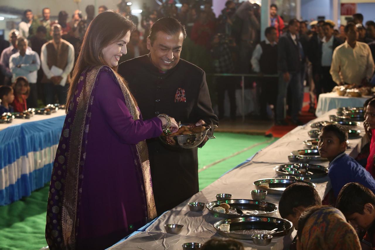 इशा अंबानी आणि आनंद पिरामल यांच्या विवाहानिमित्त उदयपूर इथल्या श्री नारायण सेवा संस्थान मधल्या गरजूसाठी चार दिवस अन्न सेवा केली जाणार आहे. यात 7 ते 10 डिसेंबर या काळात संस्थेतल्या आश्रमात असणाऱ्या 5 हजार 100 जणांना 4 दिवस दिवसातून तीन वेळा सुग्रास जेवण दिलं जाणार आहे. इशा अंबानी आणि आनंद पिरामल यांच्या विवाहानिमित्त उदयपूर इथल्या श्री नारायण सेवा संस्थान मधल्या गरजूसाठी चार दिवस अन्न सेवा केली जाणार आहे. यात 7 ते 10 डिसेंबर या काळात संस्थेतल्या आश्रमात असणाऱ्या 5 हजार 100 जणांना 4 दिवस दिवसातून तीन वेळा सुग्रास जेवण दिलं जाणार आहे.