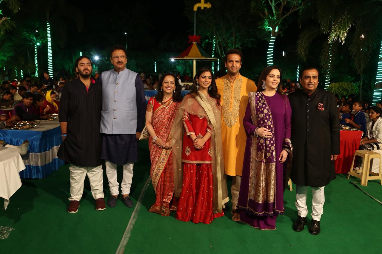 विवाह सोहळ्याच्या पार्श्वभूमीवर उदयपूरमध्ये 'स्वदेशी बाजार'चाही शुभारंभ करण्यात आला. या 'स्वदेशी बाजारा'त देशभरातल्या कलात्मक वस्तू विक्रीसाठी ठेवल्या जाणार आहेत. यात हस्तकला, 30 प्रकारच्या विविध साड्या आणि इतर कपड्यांचे प्रकार, वारली, मधुबनी या सारखे दुर्मिळ होत जाणारे कलाकुसरीच्या वस्तूही ठेवल्या जाणार आहेत. हस्तकलेला प्रोत्साहन देणं, कलाकारांना नवीन व्यासपीठ उपलब्ध करुन देणं आणि भारतीय कलेला जगभर पोहोचविणं हा या उपक्रमाचा उद्देश असून रिलायन्स फाऊंडेशन या उपक्रमाला मदत करत आहे. विवाह सोहळ्याच्या पार्श्वभूमीवर उदयपूरमध्ये 'स्वदेशी बाजार'चाही शुभारंभ करण्यात आला. या 'स्वदेशी बाजारा'त देशभरातल्या कलात्मक वस्तू विक्रीसाठी ठेवल्या जाणार आहेत. यात हस्तकला, 30 प्रकारच्या विविध साड्या आणि इतर कपड्यांचे प्रकार, वारली, मधुबनी या सारखे दुर्मिळ होत जाणारे कलाकुसरीच्या वस्तूही ठेवल्या जाणार आहेत. हस्तकलेला प्रोत्साहन देणं, कलाकारांना नवीन व्यासपीठ उपलब्ध करुन देणं आणि भारतीय कलेला जगभर पोहोचविणं हा या उपक्रमाचा उद्देश असून रिलायन्स फाऊंडेशन या उपक्रमाला मदत करत आहे.