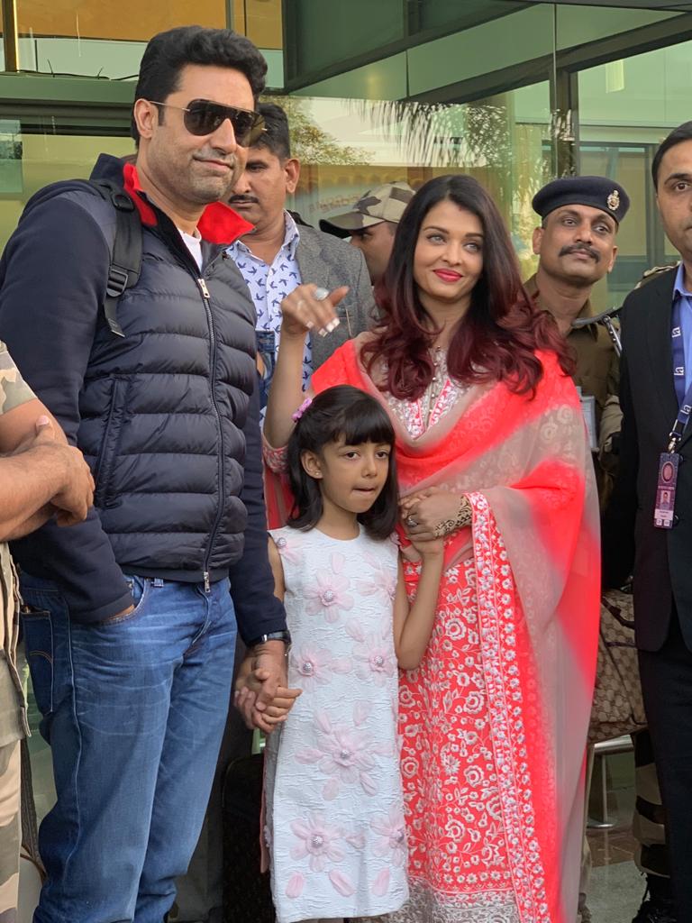 बॉलिवूडमधील शेहनशाहाचा मुलगा अभिषेक बच्चन आणि सून ऐश्वर्या राय बच्चन त्यांच्या लाडक्या लेकीसह लग्नाला हजर राहणार आहेत. बॉलिवूडमधील शेहनशाहाचा मुलगा अभिषेक बच्चन आणि सून ऐश्वर्या राय बच्चन त्यांच्या लाडक्या लेकीसह लग्नाला हजर राहणार आहेत.