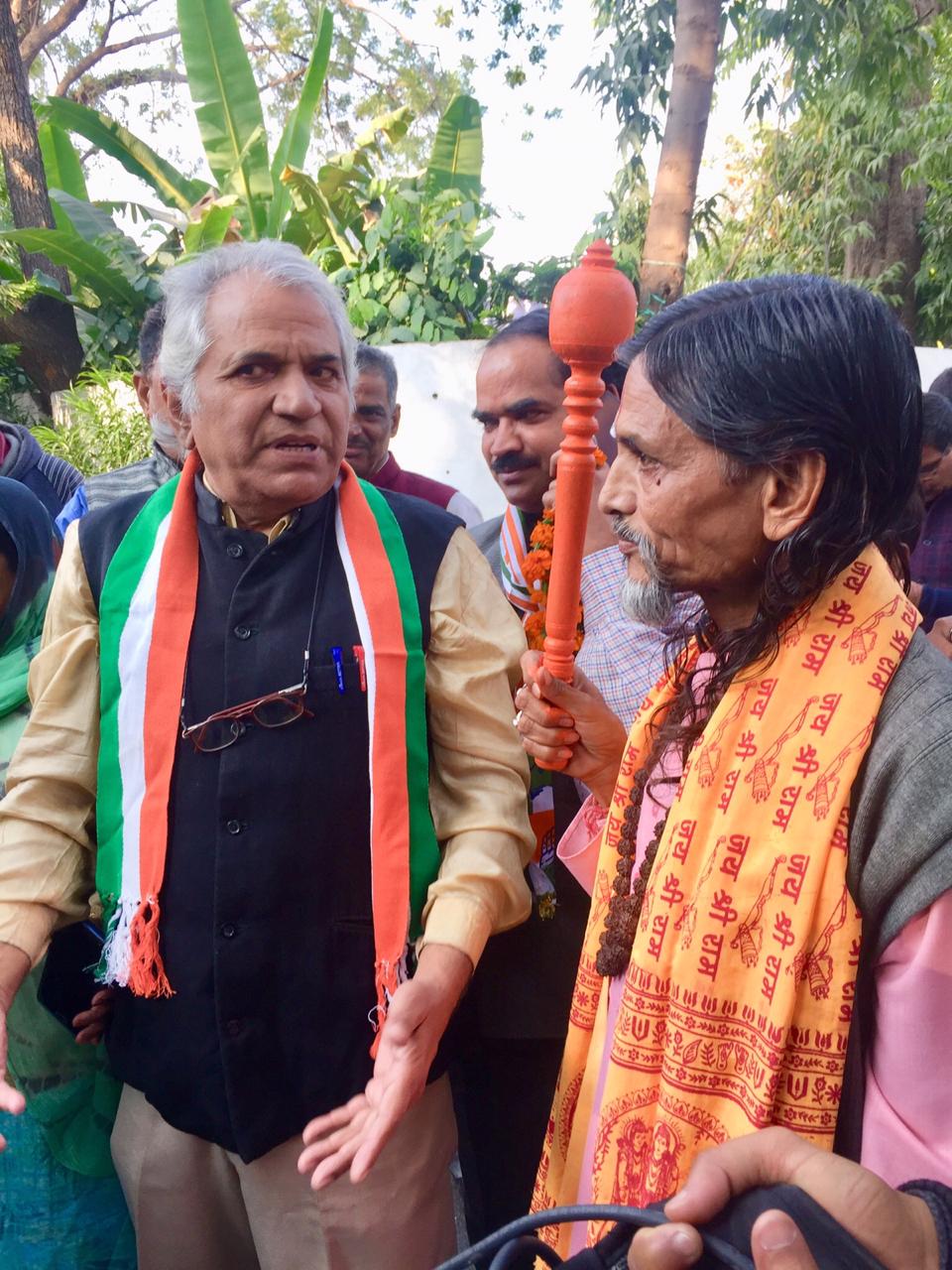 राजस्थानात काँग्रेस 101 तर भाजप 75 जागांवर पुढे आहे. काँग्रेसने आघाडी घेताच मुख्यमंत्रीपद कोणाकडे जाणार याची चर्चा सुरू झाली आहे. राजस्थानात काँग्रेस 101 तर भाजप 75 जागांवर पुढे आहे. काँग्रेसने आघाडी घेताच मुख्यमंत्रीपद कोणाकडे जाणार याची चर्चा सुरू झाली आहे.