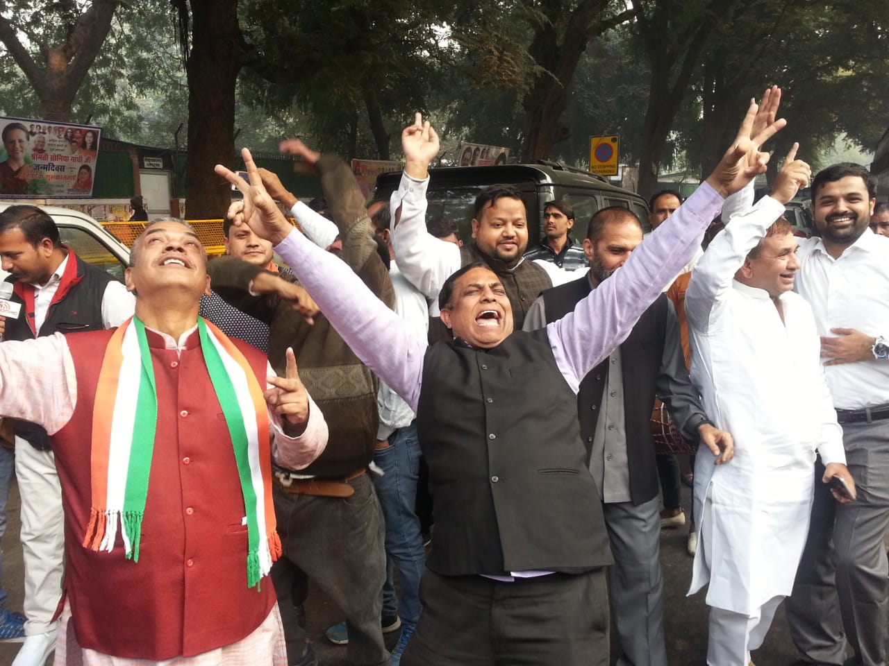 कार्यकर्त्यांनी जल्लोषाला सुरुवात केली आहे. काँग्रेसकडून अशोक गहलोत आणि सचिन पायलट हे मुख्यमंत्रीपदाचे प्रबळ दावेदार आहेत. कार्यकर्त्यांनी जल्लोषाला सुरुवात केली आहे. काँग्रेसकडून अशोक गहलोत आणि सचिन पायलट हे मुख्यमंत्रीपदाचे प्रबळ दावेदार आहेत.