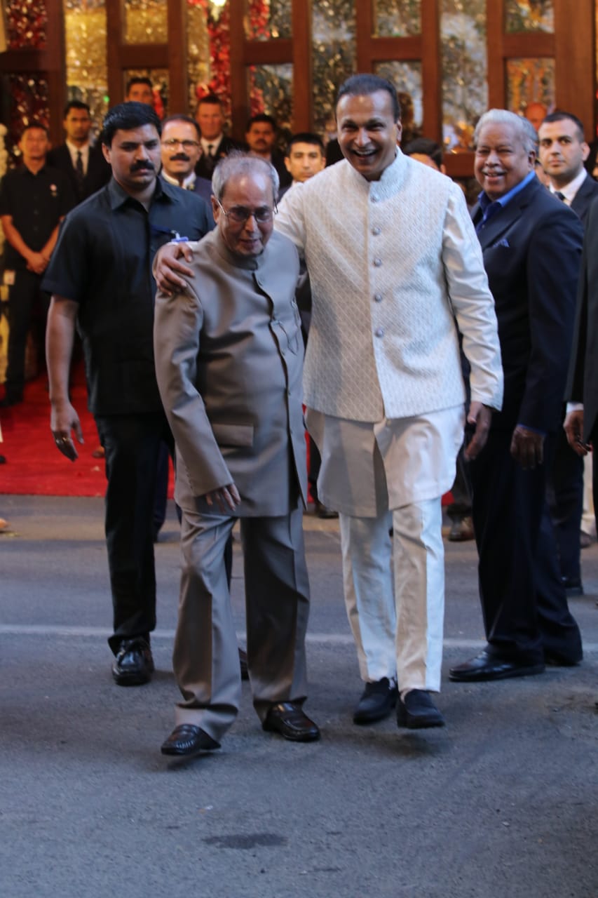 भारताचे माजी राष्ट्रपती प्रणब मुखर्जी देखील लग्नाला उपस्थित होते. त्यांचं स्वागत मुकेश यांचा धाकटा भाऊ अनिल अंबानी यांनी केलं. भारताचे माजी राष्ट्रपती प्रणब मुखर्जी देखील लग्नाला उपस्थित होते. त्यांचं स्वागत मुकेश यांचा धाकटा भाऊ अनिल अंबानी यांनी केलं.