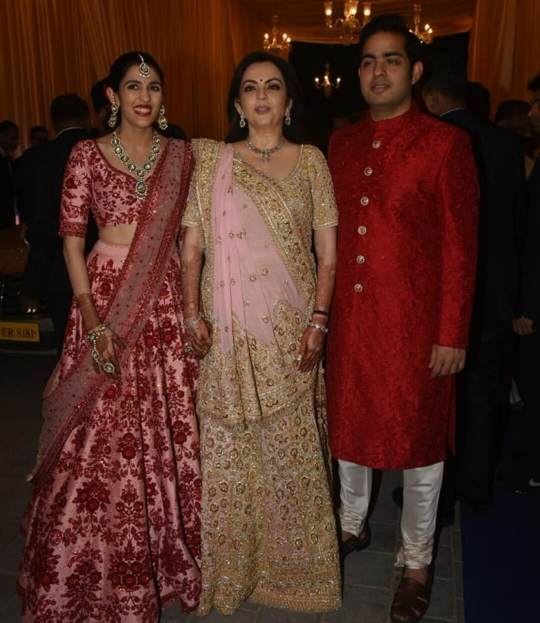 या रिसेप्शनमध्ये मुकेश अंबानींचा मुलगा आकाश आणि त्याची नियोजित वधू श्लोका मेहता यांची जोडीसुद्धा उठून दिसत होती. श्लोका आणि आणि आकाशच्या कलर कॉम्बिनेशनचं सगळीकडे कौतुक झालं. या रिसेप्शनमध्ये मुकेश अंबानींचा मुलगा आकाश आणि त्याची नियोजित वधू श्लोका मेहता यांची जोडीसुद्धा उठून दिसत होती. श्लोका आणि आणि आकाशच्या कलर कॉम्बिनेशनचं सगळीकडे कौतुक झालं.