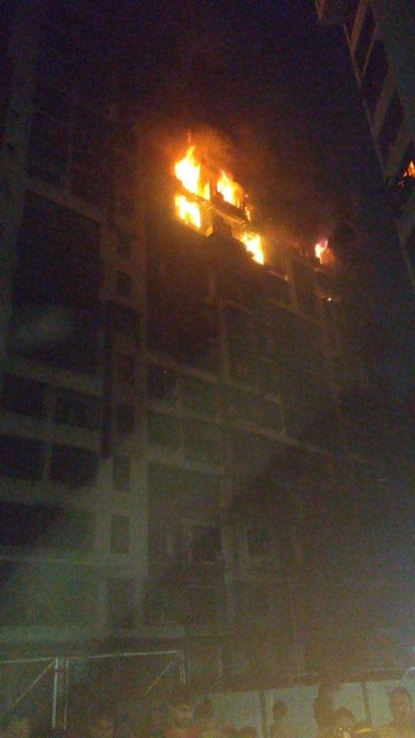 15 मजल्याची ही इमारत आहे. आगीची माहिती मिळताच अग्निशमन दलाच्या 3 गाड्या पोहोचल्या असून आग विझवण्याचं काम युद्धपातळीवर सुरू आहे. या इमारतीमध्ये 12 व्या मजल्यावर काही जण अडकले आहे, त्यांना बाहेर काढण्याचे प्रयत्न सुरू आहे. शाॅर्ट सर्किटमुळे ही आग लागल्याची प्राथमिक माहिती मिळत आहे. दरम्यान, आग लागलेल्या इमारतीतील रहिवाशांनी मुंबई अग्निशमन दलाकडे जानेवारीमध्ये तक्रार केली होती. या तक्रारीमध्ये विकासकाने लावलेली आग नियंत्रक यंत्रणा काम करत नाही असं या तक्रारीमध्ये सांगण्यात आलं होतं. 15 मजल्याची ही इमारत आहे. आगीची माहिती मिळताच अग्निशमन दलाच्या 3 गाड्या पोहोचल्या असून आग विझवण्याचं काम युद्धपातळीवर सुरू आहे. या इमारतीमध्ये 12 व्या मजल्यावर काही जण अडकले आहे, त्यांना बाहेर काढण्याचे प्रयत्न सुरू आहे. शाॅर्ट सर्किटमुळे ही आग लागल्याची प्राथमिक माहिती मिळत आहे. दरम्यान, आग लागलेल्या इमारतीतील रहिवाशांनी मुंबई अग्निशमन दलाकडे जानेवारीमध्ये तक्रार केली होती. या तक्रारीमध्ये विकासकाने लावलेली आग नियंत्रक यंत्रणा काम करत नाही असं या तक्रारीमध्ये सांगण्यात आलं होतं.