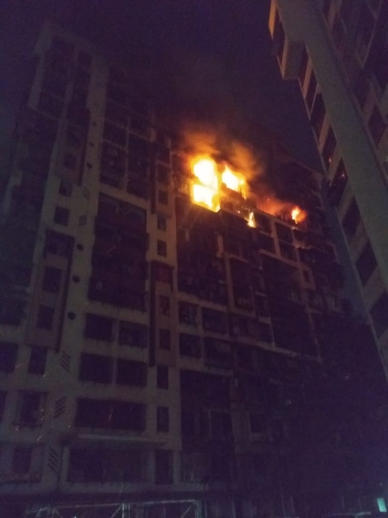 चेंबूर येथील टिळकनगरमध्ये सरगम सोसायटीला भीषण आग लागली आहे. गेल्या 10 दिवसातली ही आगीची तिसरी मोठी घटना आहे. चेंबूर येथील टिळकनगरमध्ये सरगम सोसायटीला भीषण आग लागली आहे. गेल्या 10 दिवसातली ही आगीची तिसरी मोठी घटना आहे.