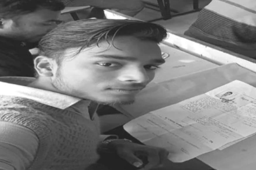 प्रत्येकवेळी स्टेटस अपडेट करण्याची आवड असलेल्याची हद्द तेव्हा झाली जेव्हा एका विद्यार्थ्याने परीक्षागृहातून फेसबुक लाइव्ह झाल्यानंतर सेल्फीही अपलोड केला. प्रत्येकवेळी स्टेटस अपडेट करण्याची आवड असलेल्याची हद्द तेव्हा झाली जेव्हा एका विद्यार्थ्याने परीक्षागृहातून फेसबुक लाइव्ह झाल्यानंतर सेल्फीही अपलोड केला.
