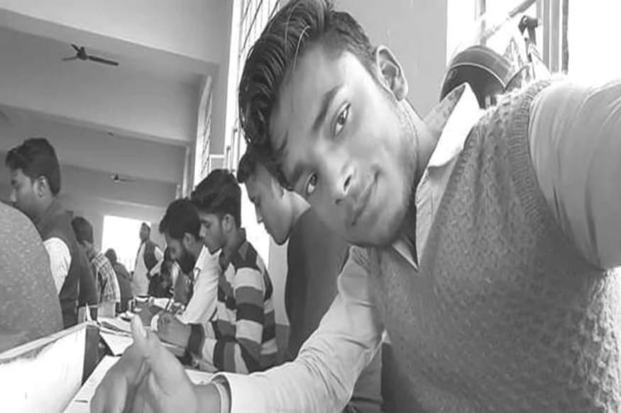 बिहारच्या मोतीहारी येथील एमएस कॉलेजमधील ही घटना आहे. एका मुलाने परीक्षा सुरू असतानाच आपल्या फोनमधून फेसबुक लाइव्ह केलं आणि सेल्फी काढली. त्याच्या या फोटोमध्ये पेपर, टेबल आणि इतर विद्यार्थी स्पष्टपणे दिसत आहेत. बिहारच्या मोतीहारी येथील एमएस कॉलेजमधील ही घटना आहे. एका मुलाने परीक्षा सुरू असतानाच आपल्या फोनमधून फेसबुक लाइव्ह केलं आणि सेल्फी काढली. त्याच्या या फोटोमध्ये पेपर, टेबल आणि इतर विद्यार्थी स्पष्टपणे दिसत आहेत.