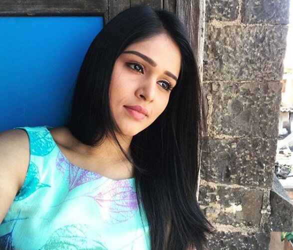 अभिनेत्री अक्षया देवधर ही खऱ्या आयुष्यात देखील उच्चशिक्षित आहे. अक्षयाने कॉमर्समध्ये ग्रॅज्युएशन केलं, त्यानंतर तिने पोस्ट ग्रॅज्युएशन डिप्लोमा इन बिझनेस मॅनेजमेंटचा कोर्स केला. अभिनेत्री अक्षया देवधर ही खऱ्या आयुष्यात देखील उच्चशिक्षित आहे. अक्षयाने कॉमर्समध्ये ग्रॅज्युएशन केलं, त्यानंतर तिने पोस्ट ग्रॅज्युएशन डिप्लोमा इन बिझनेस मॅनेजमेंटचा कोर्स केला.
