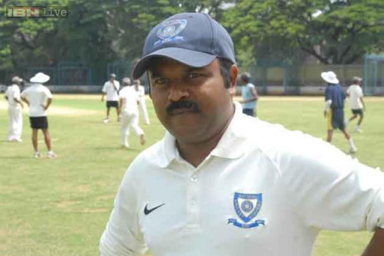 प्रवीण आम्रे- प्रवीण हे भारताचे राईट हँडेड बॅट्समन होते. १९९१ ते १९९९ या कालावधीत प्रवीण यांनी भारतासाठी ११ कसोटी सामने आणि ३७ एकदिवसीय सामने खेळले. प्रवीण आम्रे- प्रवीण हे भारताचे राईट हँडेड बॅट्समन होते. १९९१ ते १९९९ या कालावधीत प्रवीण यांनी भारतासाठी ११ कसोटी सामने आणि ३७ एकदिवसीय सामने खेळले.