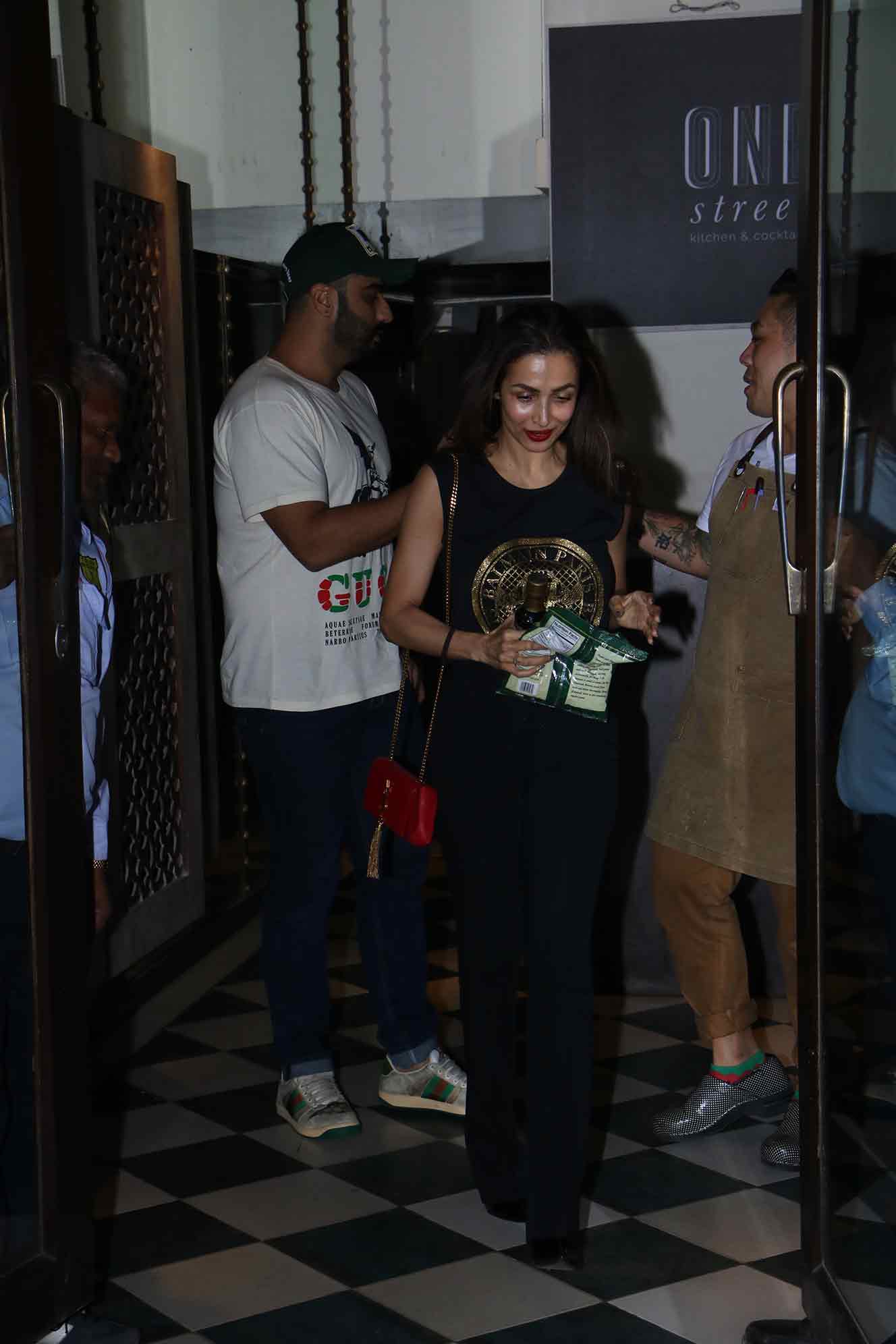 गेल्या अनेक दिवसांपासून सोशल मीडियामध्ये दोघेही चर्चेत आले आले आहेत. मलायका आणि अर्जून रिलेशनमध्ये असल्याचंसुद्धा म्हटलं जात आहे. कधी एअरपोर्टवर एकत्र दिसणारे मलायका-अर्जून एका हाॅटेलमध्ये गेले होते. गेल्या अनेक दिवसांपासून सोशल मीडियामध्ये दोघेही चर्चेत आले आले आहेत. मलायका आणि अर्जून रिलेशनमध्ये असल्याचंसुद्धा म्हटलं जात आहे. कधी एअरपोर्टवर एकत्र दिसणारे मलायका-अर्जून एका हाॅटेलमध्ये गेले होते.