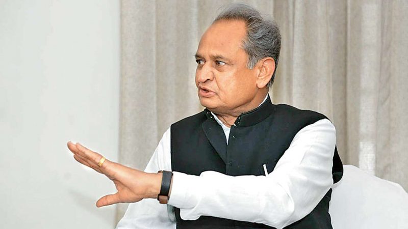 शाळेत असल्यापासून ते स्काउट आणि एनसीसीमध्ये सहभागी होऊन समाज सेवेचं काम करण्यात सहभागी होत होते. तसंच ते वक्तृत्व स्पर्धेतही हिरहिरीने सहभाग घेत होते. काॅलेजमध्ये गेल्यानंतर ते राजकारणाकडे वळले. काॅलेजमध्ये असताना छात्रसंघात ते उपमंत्री झाले. शाळेत असल्यापासून ते स्काउट आणि एनसीसीमध्ये सहभागी होऊन समाज सेवेचं काम करण्यात सहभागी होत होते. तसंच ते वक्तृत्व स्पर्धेतही हिरहिरीने सहभाग घेत होते. काॅलेजमध्ये गेल्यानंतर ते राजकारणाकडे वळले. काॅलेजमध्ये असताना छात्रसंघात ते उपमंत्री झाले.