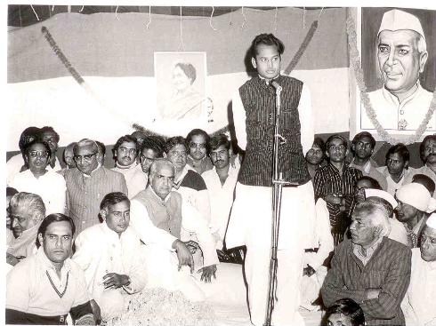 काँग्रेससोबत जोडल्यानंतर काही दिवसांमध्येच आणीबाणी लागू झाली होती. आणीबाणीनंतर होणाऱ्या निवडणुकीत आपण पराभूत होऊ या भीतीने काँग्रेसचे नेते पुढे येत नव्हते. गहलोत यांना विचारणा झाली असता त्यांनी लगेच होकार कळवला. निवडणूक लढवण्यासाठी पैशांची अडचण निर्माण झाली. यासाठी त्यांनी आपली दुचाकी विकून टाकली आणि निवडणूक लढवली. काँग्रेससोबत जोडल्यानंतर काही दिवसांमध्येच आणीबाणी लागू झाली होती. आणीबाणीनंतर होणाऱ्या निवडणुकीत आपण पराभूत होऊ या भीतीने काँग्रेसचे नेते पुढे येत नव्हते. गहलोत यांना विचारणा झाली असता त्यांनी लगेच होकार कळवला. निवडणूक लढवण्यासाठी पैशांची अडचण निर्माण झाली. यासाठी त्यांनी आपली दुचाकी विकून टाकली आणि निवडणूक लढवली.