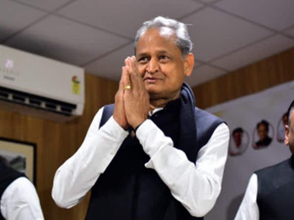 अशोक गहलोत यांनी सरदारपुरा येथून निवडणूक लढवली आणि जिंकली. इथं त्यांच्या पूर्वजांचं घरं आहे. हा मतदारसंघ जोधपूरमध्ये येतो. याच घरात त्यांचा 1951 साली जन्म झाला. या घरातील एक खोली ते खूप भाग्यकार असल्याचं मानतात. याच भागातील जैन वर्धमान स्कूलमध्ये त्यांनी पाचवीपर्यंत शिक्षण घेतलं. अशोक गहलोत यांनी सरदारपुरा येथून निवडणूक लढवली आणि जिंकली. इथं त्यांच्या पूर्वजांचं घरं आहे. हा मतदारसंघ जोधपूरमध्ये येतो. याच घरात त्यांचा 1951 साली जन्म झाला. या घरातील एक खोली ते खूप भाग्यकार असल्याचं मानतात. याच भागातील जैन वर्धमान स्कूलमध्ये त्यांनी पाचवीपर्यंत शिक्षण घेतलं.