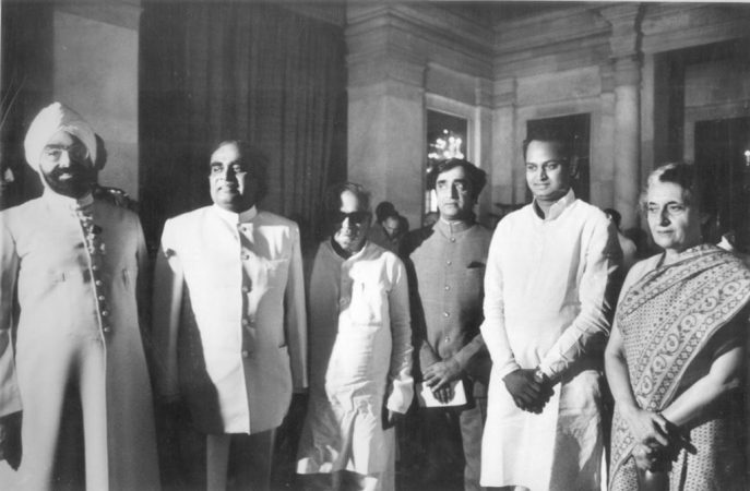 गहलोत यांच्या राहण्यात अत्यंत साधेपणा आहे. गहलोत यांचा शांत आणि सुस्वभावापणा हा इंदिरा गांधी यांना भावला आणि त्यांनी गहलोत यांना 1982 मध्ये कॅबिनेट मंत्रीपद बहाल केलं. 1984 मध्ये गहलोत राजस्थानमध्ये प्रदेश काँग्रेसचे सर्वात तरुण अध्यक्ष झाले. गहलोत यांच्या राहण्यात अत्यंत साधेपणा आहे. गहलोत यांचा शांत आणि सुस्वभावापणा हा इंदिरा गांधी यांना भावला आणि त्यांनी गहलोत यांना 1982 मध्ये कॅबिनेट मंत्रीपद बहाल केलं. 1984 मध्ये गहलोत राजस्थानमध्ये प्रदेश काँग्रेसचे सर्वात तरुण अध्यक्ष झाले.