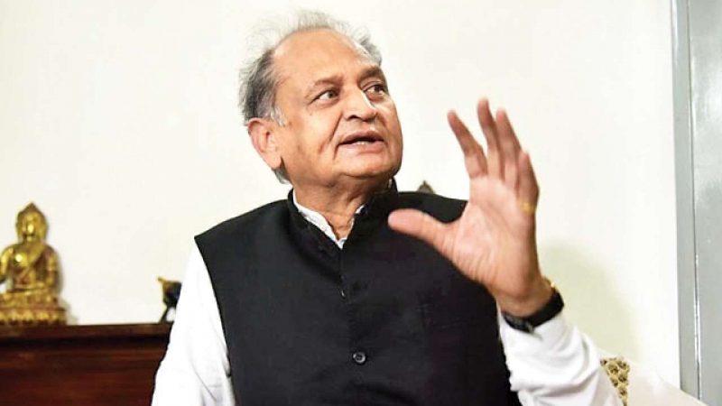 राजकारणात येण्याआधी गहलोत हे जादूगार होते. त्यांचे वडील बाबू लक्ष्मण सिंह गहलोत हे देशातले प्रसिद्ध जादूगार होते. त्यामुळे जादूगार होण्याचं बाळकडू त्यांना घरीच मिळालं. राजकारणात येण्याआधी गहलोत हे जादूगार होते. त्यांचे वडील बाबू लक्ष्मण सिंह गहलोत हे देशातले प्रसिद्ध जादूगार होते. त्यामुळे जादूगार होण्याचं बाळकडू त्यांना घरीच मिळालं.