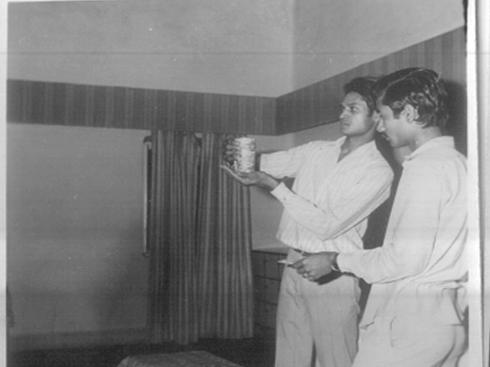 शाळेत असताना अशोक गहलोत यांनी जादूंच्या खेळाचा कार्यक्रमही घेतला होता. खिश्यात फूल टाकून रुमाल काढणं आणि कबतूर उडवण्यात अशोक गहलोत तरबेज होते. शाळेत असताना अशोक गहलोत यांनी जादूंच्या खेळाचा कार्यक्रमही घेतला होता. खिश्यात फूल टाकून रुमाल काढणं आणि कबतूर उडवण्यात अशोक गहलोत तरबेज होते.