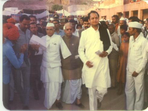 1980 साली जेव्हा लोकसभा निवडणूक गहलोत यांनी लढवली होती तेव्हा त्यांनी आपल्या प्रचारासाठीचे पोस्टर स्वत: चिपकवले होते. लोकसभा लढवणारे गहलोत हे सर्वात तरुण खासदार होते. 1980 साली जेव्हा लोकसभा निवडणूक गहलोत यांनी लढवली होती तेव्हा त्यांनी आपल्या प्रचारासाठीचे पोस्टर स्वत: चिपकवले होते. लोकसभा लढवणारे गहलोत हे सर्वात तरुण खासदार होते.