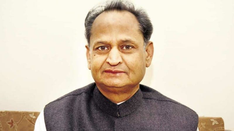 अशोक गहलोत हे राजस्थानमधील काँग्रेसचे अनुभवी आणि ज्येष्ठ नेते. त्यांनी दोन वेळा राज्याचं मुख्यमंत्रिपद भुषवलं. नेत्यांवर कशी पकड हवी, काम कसं करून घ्यायचं हे अशोक गहलोत यांना चांगलंच माहिती आहे. विशेष म्हणजे गहलोत हे 'मास लिडर' आहे. जनतेमध्ये गहलोत लोकप्रिय नेते आहे. पण त्यांच्या खासगी आयुष्याबद्दल फार कमी लोकांना माहिती आहे. अशोक गहलोत हे राजस्थानमधील काँग्रेसचे अनुभवी आणि ज्येष्ठ नेते. त्यांनी दोन वेळा राज्याचं मुख्यमंत्रिपद भुषवलं. नेत्यांवर कशी पकड हवी, काम कसं करून घ्यायचं हे अशोक गहलोत यांना चांगलंच माहिती आहे. विशेष म्हणजे गहलोत हे 'मास लिडर' आहे. जनतेमध्ये गहलोत लोकप्रिय नेते आहे. पण त्यांच्या खासगी आयुष्याबद्दल फार कमी लोकांना माहिती आहे.