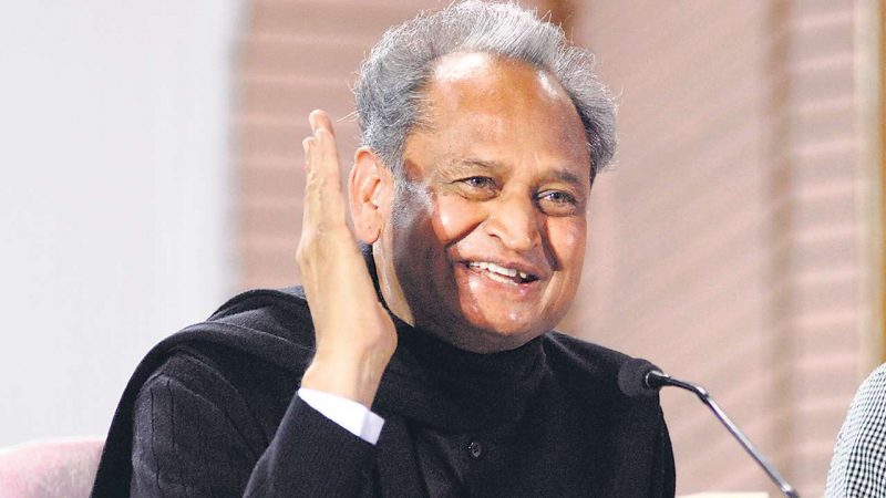 राजकारणात येण्याआधी त्यांना डाॅक्टर बनण्याची इच्छा होती त्यासाठी त्यांनी जोधपूर महाविद्यालयात प्रवेश घेतला पण यश आलं नाही. त्यामुळे त्यांना बीएससी पदवीवर समाधान मानावं लागलं. बीएससी पदवी मिळाल्यानंतर पुढील शिक्षणासाठी त्यांनी अर्थशास्त्र विषयाची निवड केली. राजकारणात येण्याआधी त्यांना डाॅक्टर बनण्याची इच्छा होती त्यासाठी त्यांनी जोधपूर महाविद्यालयात प्रवेश घेतला पण यश आलं नाही. त्यामुळे त्यांना बीएससी पदवीवर समाधान मानावं लागलं. बीएससी पदवी मिळाल्यानंतर पुढील शिक्षणासाठी त्यांनी अर्थशास्त्र विषयाची निवड केली.