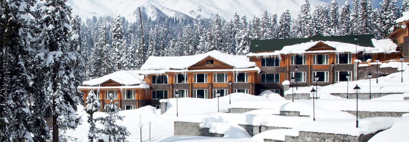 औली, उत्तराखंड- उत्तराखंडमधलं औली हे छोटसं गाव आहे. थंडीच्या दिवसांत इथल्या पर्वतरांगांवर पसरलेली बर्फाचा चादर पाहणं स्वर्ग सुखाहून काही कमी नाही. हे खूप नयनरम्य गाव आहे. हरिद्वारपासून काही अंतरावर असलेल्या या गावाचं तापमान थंडीत ० अंश सेल्सियसवर जातं. दिल्लीवरुन बस किंवा ट्रेनने तुम्ही औली गावी जाऊ शकता. १४ तासांचा हा प्रवास तुम्ही कधीही विसरणार नाही. औली, उत्तराखंड- उत्तराखंडमधलं औली हे छोटसं गाव आहे. थंडीच्या दिवसांत इथल्या पर्वतरांगांवर पसरलेली बर्फाचा चादर पाहणं स्वर्ग सुखाहून काही कमी नाही. हे खूप नयनरम्य गाव आहे. हरिद्वारपासून काही अंतरावर असलेल्या या गावाचं तापमान थंडीत ० अंश सेल्सियसवर जातं. दिल्लीवरुन बस किंवा ट्रेनने तुम्ही औली गावी जाऊ शकता. १४ तासांचा हा प्रवास तुम्ही कधीही विसरणार नाही.