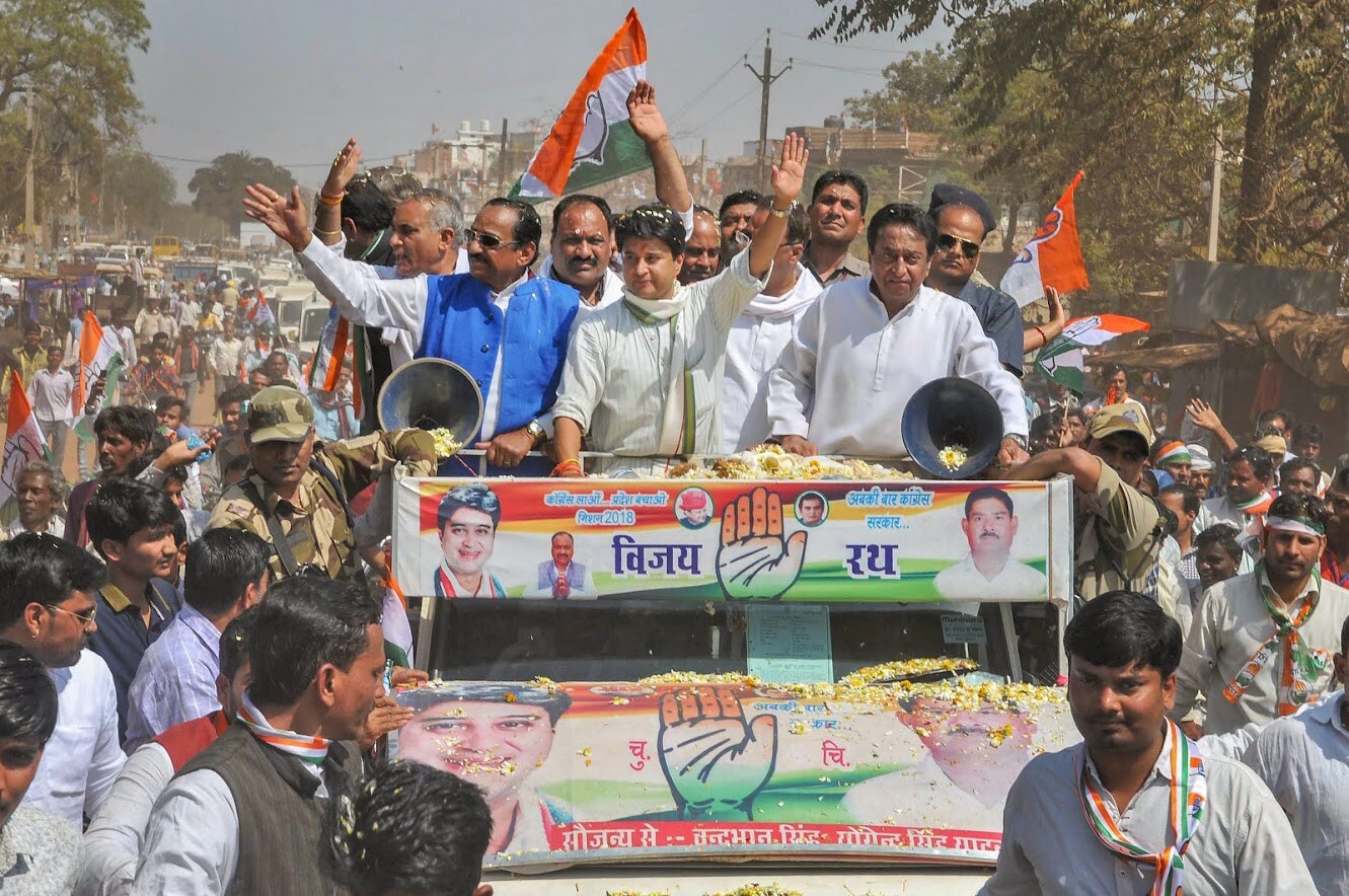 मध्य प्रदेशात काँग्रेसची धुरा ज्येष्ठ नेते कमलनाथ आणि खासदार ज्योतिरादित्य शिंदे यांच्या खांद्यावर होती. या दोनही नेत्यांनी प्रचंड मेहनत घेऊन कार्यकर्त्यांमध्ये ऊर्जा निर्माण केली. आणि राज्यातलं 15 वर्षांच भाजपचं सरकार उलथून टाकलं. तिथे अमित शहांचं नियोजन, मोदींचा करिष्मा आणि शिवराजसिंहांची स्वच्छ प्रतिमा या कशाचाच भाजपला फायदा झाला नाही. मध्य प्रदेशात काँग्रेसची धुरा ज्येष्ठ नेते कमलनाथ आणि खासदार ज्योतिरादित्य शिंदे यांच्या खांद्यावर होती. या दोनही नेत्यांनी प्रचंड मेहनत घेऊन कार्यकर्त्यांमध्ये ऊर्जा निर्माण केली. आणि राज्यातलं 15 वर्षांच भाजपचं सरकार उलथून टाकलं. तिथे अमित शहांचं नियोजन, मोदींचा करिष्मा आणि शिवराजसिंहांची स्वच्छ प्रतिमा या कशाचाच भाजपला फायदा झाला नाही.