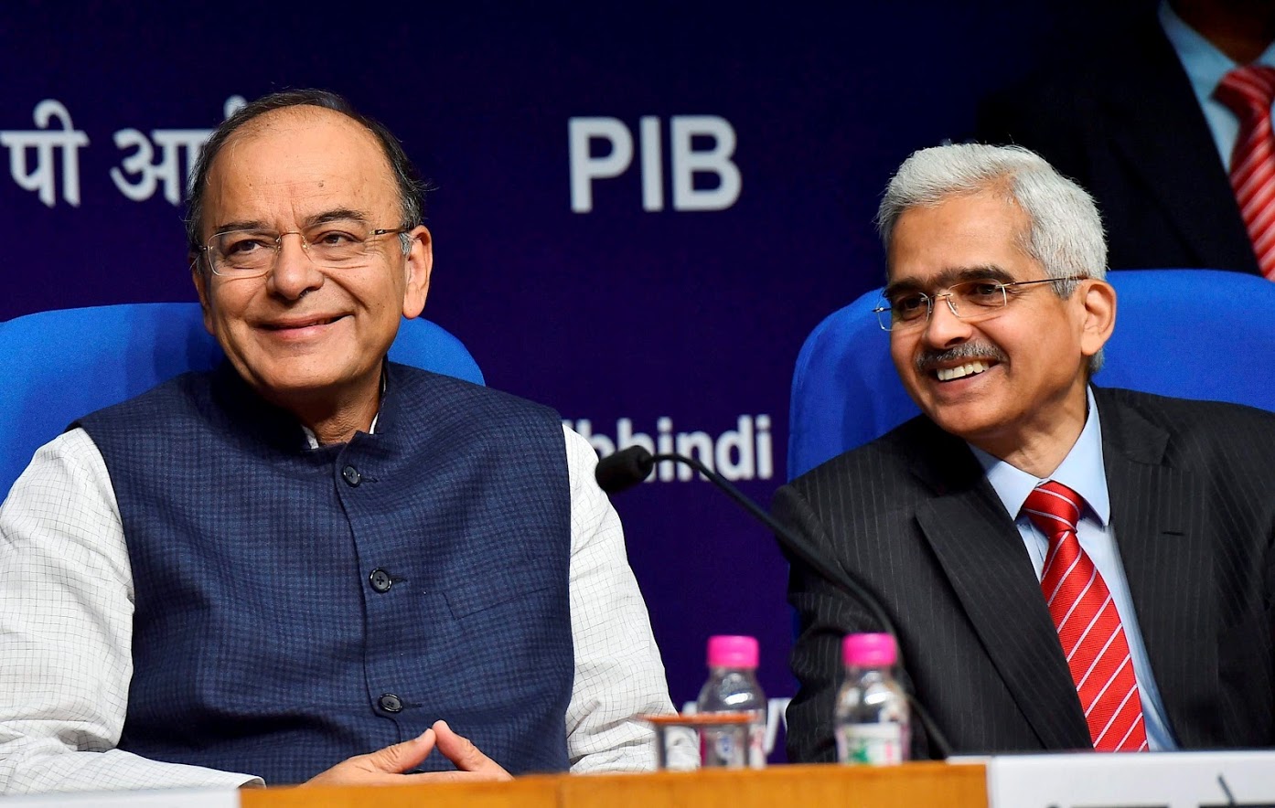 नोटबंदीच्या काळात ते अर्थमंत्रालयात सचिव होते. नोटबंदी राबविणाऱ्या अधिकाऱ्यांच्या गटाचं नेतृत्व त्यांनी केलं होतं. नोटबंदीच्या काळात दररोज पत्रकार परिषद घेऊन ते बदलत्या नियमांची माहिती देत असत. नोटबंदी करणारे हे अधिकारीच आता गव्हर्नर झाल्याने आता त्यांच्याच सहीने नोटा निघणार आहे. नोटबंदीच्या काळात ते अर्थमंत्रालयात सचिव होते. नोटबंदी राबविणाऱ्या अधिकाऱ्यांच्या गटाचं नेतृत्व त्यांनी केलं होतं. नोटबंदीच्या काळात दररोज पत्रकार परिषद घेऊन ते बदलत्या नियमांची माहिती देत असत. नोटबंदी करणारे हे अधिकारीच आता गव्हर्नर झाल्याने आता त्यांच्याच सहीने नोटा निघणार आहे.