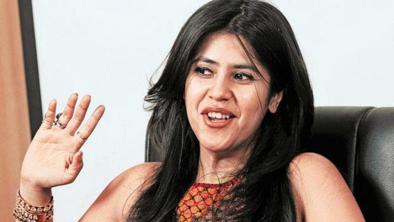 टीव्हीपासून ते सिनेमापर्यंत सगळ्या कलाकारांसाठी गॉडमदर असलेली एकता कपूरदेखील यावर्षी मोठा चर्चेचा विषय ठरली आहे. बालाजी सिनेमामधून एकताने सगळीकडे राज केलं आहे. एखाद्या सिनेमासाठी पैसे लावायचे म्हणजे एकदा कपूर कधीही घाबरत नाही. 'उडता पंजाब' आणि 'विर दी वेडींग' हा एकता कपूरचा सिनेमा चांगलाच गाजला. एकता फक्त निर्माती आणि दिग्दर्शक म्हणूनच नाही तर ती एक उत्तम व्यावसायिक आहे. ती सध्या तिचे डिजीटल प्रोडक्शन हाऊस अल्ट बालाजी हे नेटफ्लीक्स आणि अमॅझोन प्राईमसारख्या प्रोडक्शनला स्पर्धा देत आहे. टीव्हीपासून ते सिनेमापर्यंत सगळ्या कलाकारांसाठी गॉडमदर असलेली एकता कपूरदेखील यावर्षी मोठा चर्चेचा विषय ठरली आहे. बालाजी सिनेमामधून एकताने सगळीकडे राज केलं आहे. एखाद्या सिनेमासाठी पैसे लावायचे म्हणजे एकदा कपूर कधीही घाबरत नाही. 'उडता पंजाब' आणि 'विर दी वेडींग' हा एकता कपूरचा सिनेमा चांगलाच गाजला. एकता फक्त निर्माती आणि दिग्दर्शक म्हणूनच नाही तर ती एक उत्तम व्यावसायिक आहे. ती सध्या तिचे डिजीटल प्रोडक्शन हाऊस अल्ट बालाजी हे नेटफ्लीक्स आणि अमॅझोन प्राईमसारख्या प्रोडक्शनला स्पर्धा देत आहे.