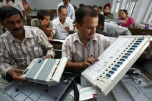 लोकसभा निवडणूक: मतदान केंद्राजवळच आढळले दोन बॉम्ब