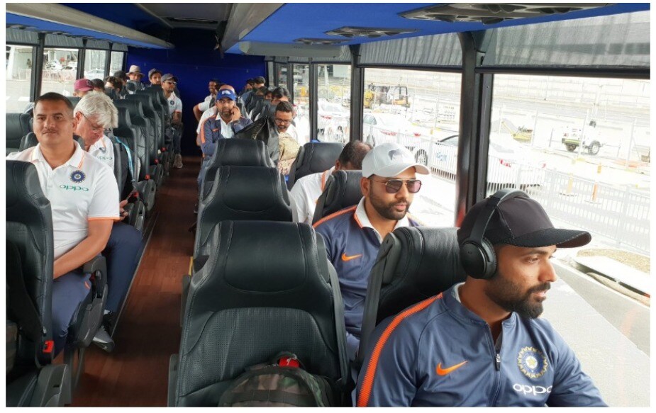 दक्षिण आफ्रिकेच्या दौऱ्यानंतर पार्थिव पटेलचेही टीम इंडियामध्ये पुनरागमन झाले आहे. त्यामुळए पहिल्या सामन्यात त्याला संघात स्थान मिळते की नाही हे पाहणं उत्सुकतेचं ठरणार आहे. केएल राहुलने सराव सामन्यात ६२ धावा करून त्याने शेवटच्याक्षणी स्वतःला टीममधून बाहेर पडण्यापासून वाचवले. दक्षिण आफ्रिकेच्या दौऱ्यानंतर पार्थिव पटेलचेही टीम इंडियामध्ये पुनरागमन झाले आहे. त्यामुळए पहिल्या सामन्यात त्याला संघात स्थान मिळते की नाही हे पाहणं उत्सुकतेचं ठरणार आहे. केएल राहुलने सराव सामन्यात ६२ धावा करून त्याने शेवटच्याक्षणी स्वतःला टीममधून बाहेर पडण्यापासून वाचवले.