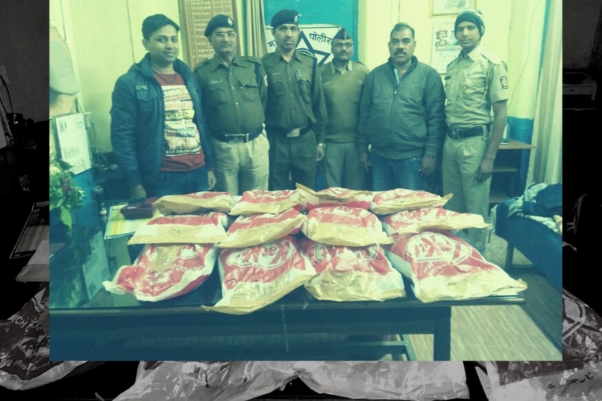 आरपीएफ निरीक्षक के.डी मोरे यांच्यासह अस्लम शहा, एस ए वाणी, सागर वर्मा, आर एम शिंदे, बेग, रेल्वे पोलीस पी एल बावस्कर यांनी गाडीत जाऊन बॅग ताब्यात घेतल्या. त्या उघडून पाहिल्या असता या बॅगामध्ये कीटकॅट चॉकलेटचे बारा मोठे पॅकेट आढळून आले. त्यात चॉकलेट असावे असा समज आरपीएफचा होता मात्र पॅकेट उघडून पाहिल्यावर त्यात चक्क गांजा निघाला. आरपीएफ निरीक्षक के.डी मोरे यांच्यासह अस्लम शहा, एस ए वाणी, सागर वर्मा, आर एम शिंदे, बेग, रेल्वे पोलीस पी एल बावस्कर यांनी गाडीत जाऊन बॅग ताब्यात घेतल्या. त्या उघडून पाहिल्या असता या बॅगामध्ये कीटकॅट चॉकलेटचे बारा मोठे पॅकेट आढळून आले. त्यात चॉकलेट असावे असा समज आरपीएफचा होता मात्र पॅकेट उघडून पाहिल्यावर त्यात चक्क गांजा निघाला.