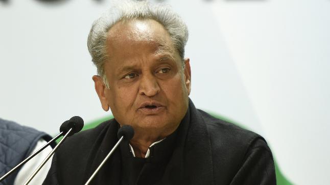 गहलोत हे महात्मा गांधी यांच्यापासून प्रभावीत होते. 1971 मध्ये त्यांनी बांग्लादेश मुक्तीसंग्रामच्या वेळी गांधीवादी सुब्बाराम शिबिरात सेवा केली. त्यानंतर वर्ध्यात गांधी सेवाग्राममध्ये 21 दिवस भाग घेतला होता. गहलोत हे महात्मा गांधी यांच्यापासून प्रभावीत होते. 1971 मध्ये त्यांनी बांग्लादेश मुक्तीसंग्रामच्या वेळी गांधीवादी सुब्बाराम शिबिरात सेवा केली. त्यानंतर वर्ध्यात गांधी सेवाग्राममध्ये 21 दिवस भाग घेतला होता.