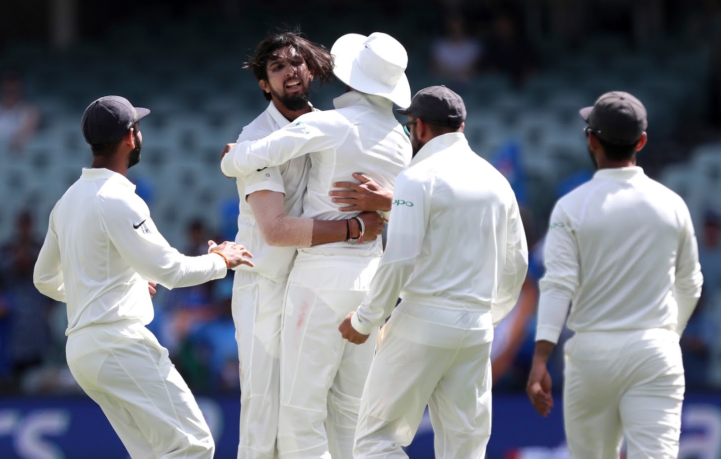 मार्कस हॅरिसने २६ आणि शेवटचा फलंदाज म्हणून मैदानात उतरलेल्या जोश हेजलवुडने १३ धावांची खेळी खेळली. मार्कस हॅरिसने २६ आणि शेवटचा फलंदाज म्हणून मैदानात उतरलेल्या जोश हेजलवुडने १३ धावांची खेळी खेळली.