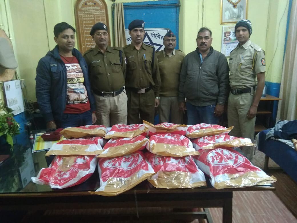 सुप्रसिद्ध असलेल्या किटकॅट चॉकलेटच्या पॅकेटचा वापर एका भयानक गोष्टीसाठी केला जात असल्याचा धक्कादायक प्रकार काचीगुडा येथून शिर्डीकडे जाणाऱ्या काकीनाडा एक्सप्रेसमध्ये उघडकीस आला. या घटनेमुळे एकच खळबळ उडाली आहे. सुप्रसिद्ध असलेल्या किटकॅट चॉकलेटच्या पॅकेटचा वापर एका भयानक गोष्टीसाठी केला जात असल्याचा धक्कादायक प्रकार काचीगुडा येथून शिर्डीकडे जाणाऱ्या काकीनाडा एक्सप्रेसमध्ये उघडकीस आला. या घटनेमुळे एकच खळबळ उडाली आहे.