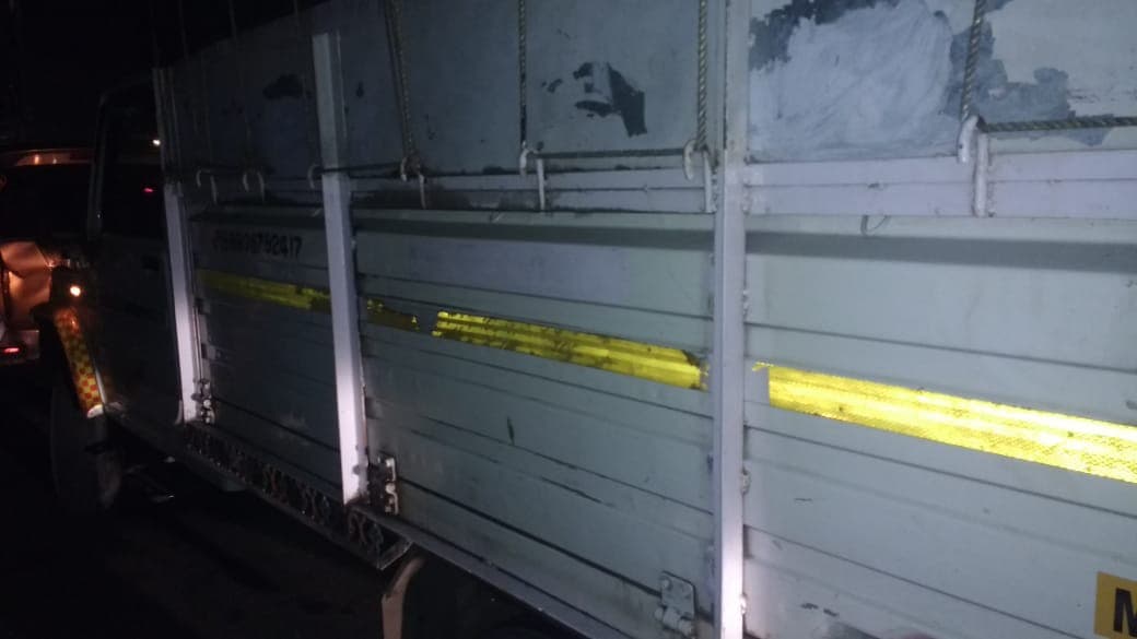 या अपघातामध्ये लहान मुलांना किरकोळ जखम झाली असल्याचं सांगण्यात येत आहे. दरम्यान, गेल्या काही दिवसांआधी चंद्रपूर जिल्ह्यात असाच एक अपघात घडला होता. त्यात अपघाता 11 लोकांचा मृत्यू झाला पण 12 1 वर्षाच्या चिमुकला यात बचावला होता. पाहुयात काय झालं होतं नेमकं... या अपघातामध्ये लहान मुलांना किरकोळ जखम झाली असल्याचं सांगण्यात येत आहे. दरम्यान, गेल्या काही दिवसांआधी चंद्रपूर जिल्ह्यात असाच एक अपघात घडला होता. त्यात अपघाता 11 लोकांचा मृत्यू झाला पण 12 1 वर्षाच्या चिमुकला यात बचावला होता. पाहुयात काय झालं होतं नेमकं...