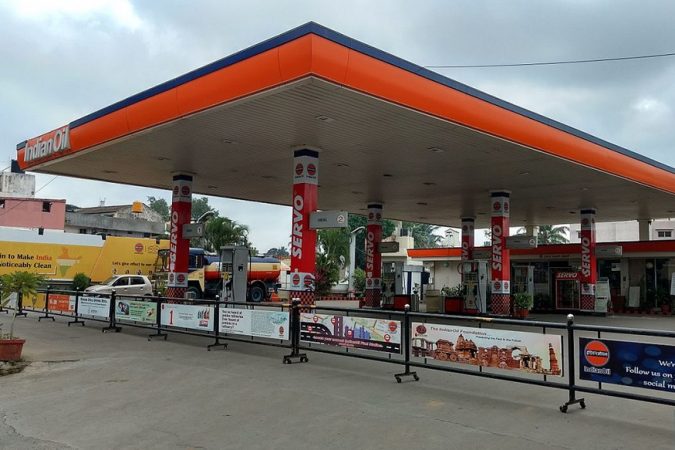 इंडियन आॅयलने देशभरात 27,000 नवीन पेट्रोल पंप देण्यासाठी निवेदनं मागवली आहे. जर तुमच्याकडे जास्त पैसे नाही आणि तुमच्या नावावर जागा नाही तरीही तुम्ही पेट्रोल पंप डिलरशिपसाठी अर्ज करू शकतात. इंडियन आॅयलने देशभरात 27,000 नवीन पेट्रोल पंप देण्यासाठी निवेदनं मागवली आहे. जर तुमच्याकडे जास्त पैसे नाही आणि तुमच्या नावावर जागा नाही तरीही तुम्ही पेट्रोल पंप डिलरशिपसाठी अर्ज करू शकतात.