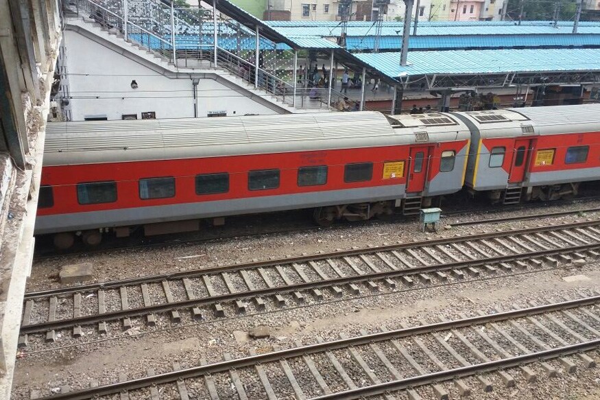 इंडियन रेल्वे कॅटरिंग अण्ड टुरिझम कॉर्पोरेशन (IRCTC) ने ‘भारत दर्शन स्पेशल टुरिस्ट ट्रेन पॅकेज’ सादर केले आहे. या अंतर्गत आयआरसीटीसी ११ रात्री आणि १२ दिवसांचं पॅकेज देत आहे. ही टूर येत्या ७ डिसेंबरपासून सुरू होणार आहे. मध्यमवर्गीयांच्या खिशाला परवडेल असं हे पॅकेज आहे. इंडियन रेल्वे कॅटरिंग अण्ड टुरिझम कॉर्पोरेशन (IRCTC) ने ‘भारत दर्शन स्पेशल टुरिस्ट ट्रेन पॅकेज’ सादर केले आहे. या अंतर्गत आयआरसीटीसी ११ रात्री आणि १२ दिवसांचं पॅकेज देत आहे. ही टूर येत्या ७ डिसेंबरपासून सुरू होणार आहे. मध्यमवर्गीयांच्या खिशाला परवडेल असं हे पॅकेज आहे.