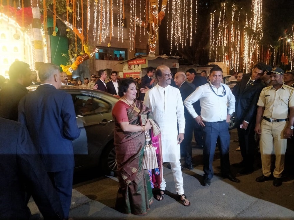 यावेळी ती खास हजेरी होती ती थलावाईची...रजनीकांत यांचा आज वाढदिवस आहे. वाढदिवसाच्या दिवशी रजनीकांत हे आपल्या पत्नीसह या सोहळ्याला पोहोचले यावेळी ती खास हजेरी होती ती थलावाईची...रजनीकांत यांचा आज वाढदिवस आहे. वाढदिवसाच्या दिवशी रजनीकांत हे आपल्या पत्नीसह या सोहळ्याला पोहोचले