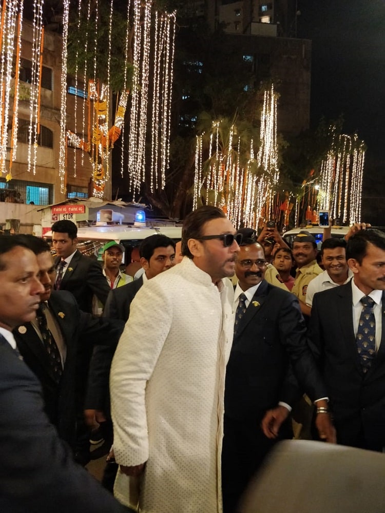 ईशा अंबानी आणि आनंद पिरामल यांच्या शाही लग्नसोहळ्याला दिग्गज अभिनेते रजनीकांत यांनी सपत्नीक हजेरी लावली. ईशा अंबानी आणि आनंद पिरामल यांच्या शाही लग्नसोहळ्याला दिग्गज अभिनेते रजनीकांत यांनी सपत्नीक हजेरी लावली.