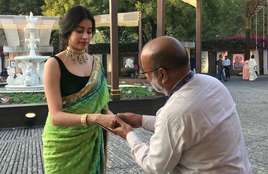 या बीबाजी चुडियाँवाल्या अब्दुल सत्तार मियाँकडून अभिनेत्री जान्हवी कपूरनंही बांगड्या भरून घेतल्या. या बीबाजी चुडियाँवाल्या अब्दुल सत्तार मियाँकडून अभिनेत्री जान्हवी कपूरनंही बांगड्या भरून घेतल्या.