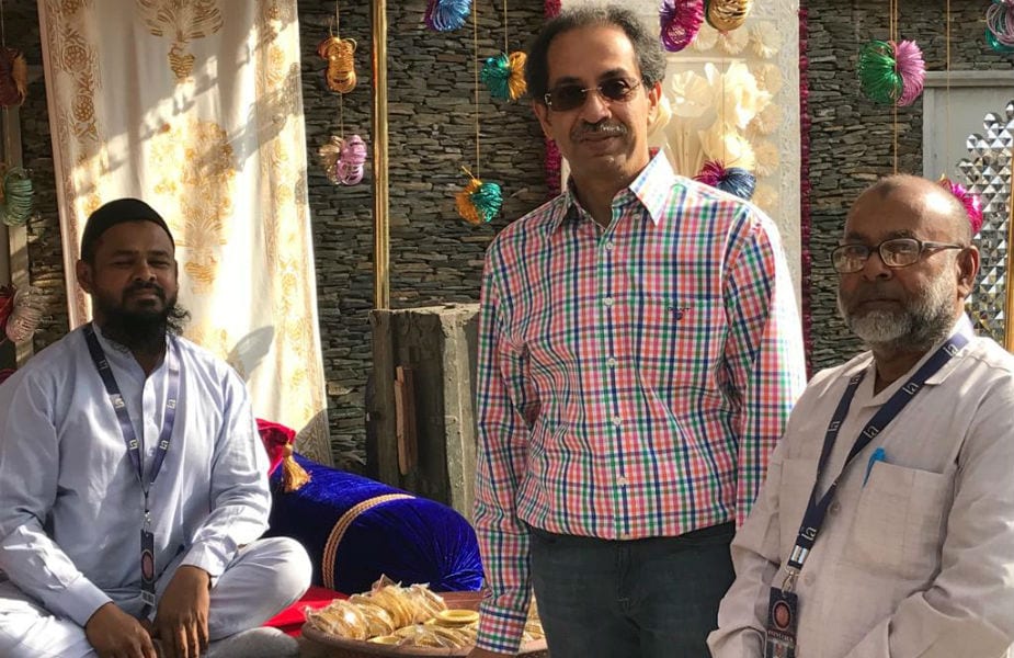 एवढंच नव्हे तर शिवसेना प्रमुख उद्धव ठाकरेंनीसुद्धा जोधपूरच्या या बीबाजी चुडियाँवाल्यांना भेट दिली. एवढंच नव्हे तर शिवसेना प्रमुख उद्धव ठाकरेंनीसुद्धा जोधपूरच्या या बीबाजी चुडियाँवाल्यांना भेट दिली.