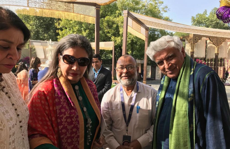 5.अनेक सेलेब्रिटी यांच्याकडूनच बांगड्या घेण्यासाठी येतात. मुंबईतसुद्धा यांच्याच बांगड्या मागवल्या जातात. 5.अनेक सेलेब्रिटी यांच्याकडूनच बांगड्या घेण्यासाठी येतात. मुंबईतसुद्धा यांच्याच बांगड्या मागवल्या जातात.